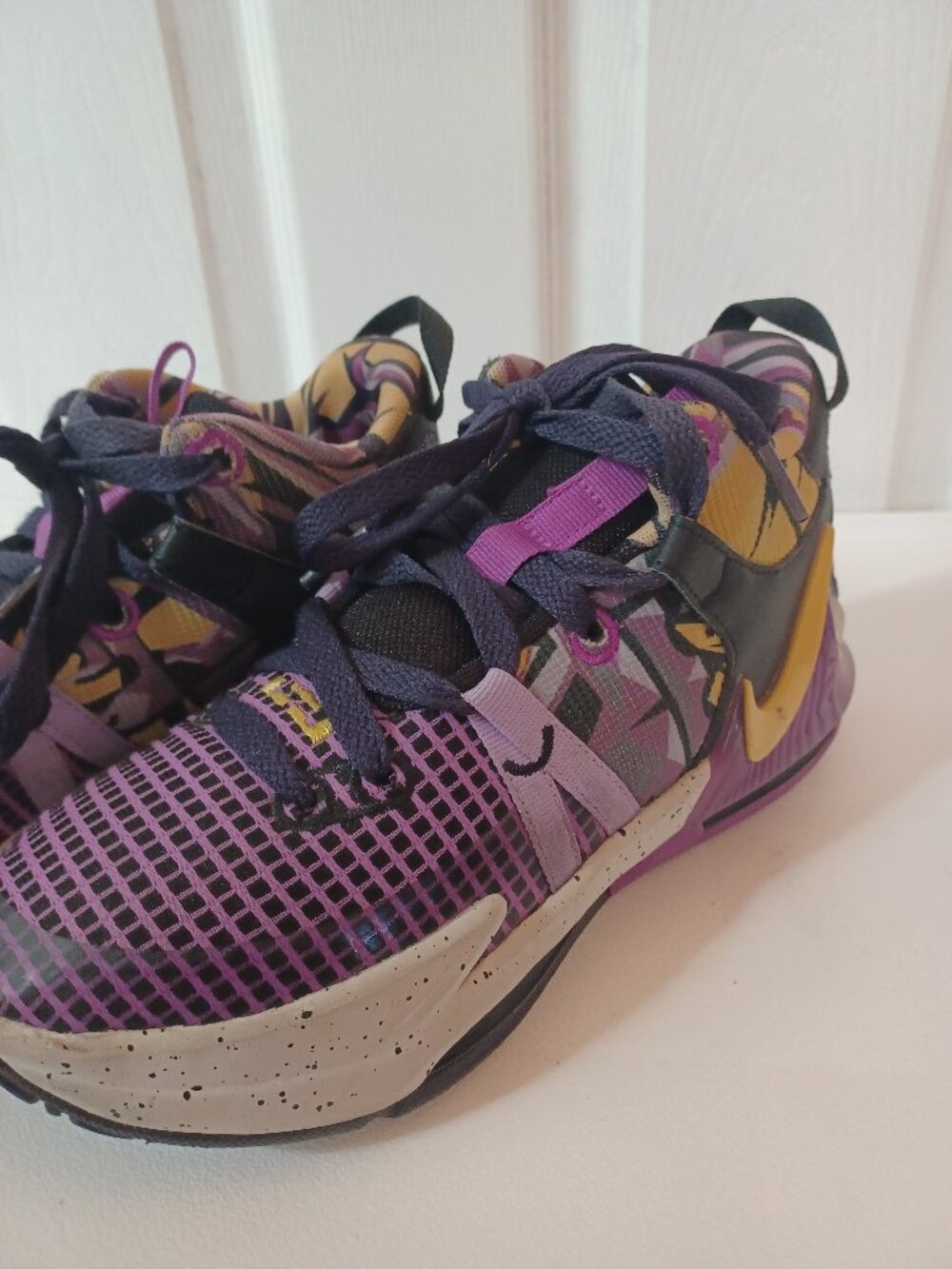 Nike LeBron Witness 7 SE GS "Lakers Graffiti" Size 4.5Y Womens Size 6